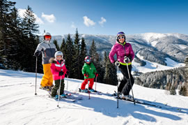 Skifahren auf den Pisten in Filzmoos, mitten in Ski amadé